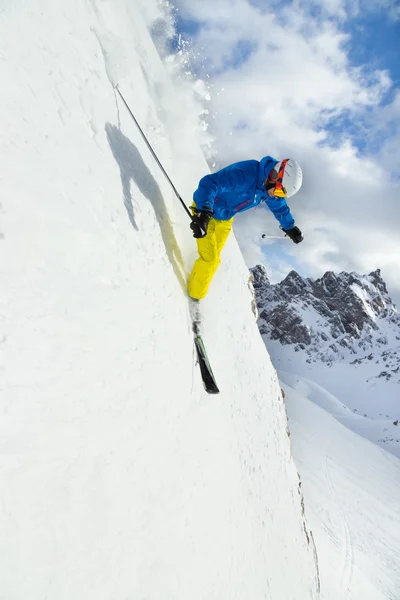 Mannelijke freerider skiër — Stockfoto