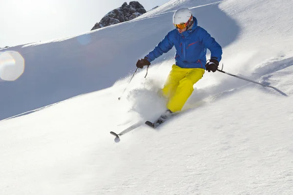 Mannelijke freerider skiër — Stockfoto