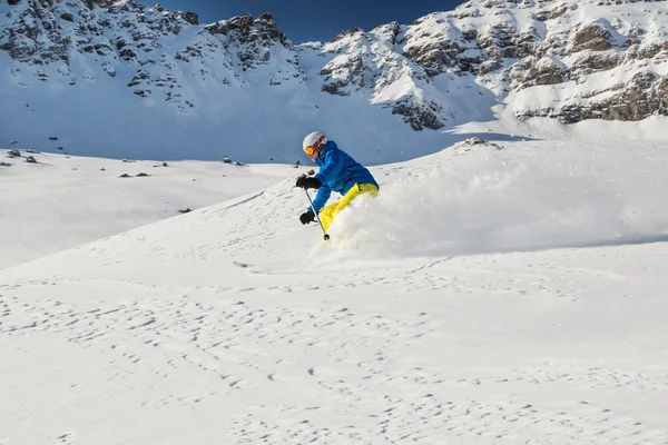 Mannelijke freerider skiër — Stockfoto