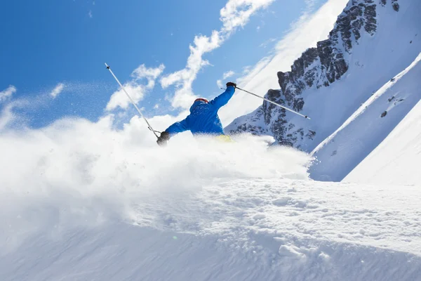 Erkek freerider kayakçı — Stok fotoğraf
