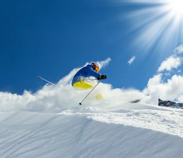 Freerider mężczyzna narciarz — Zdjęcie stockowe