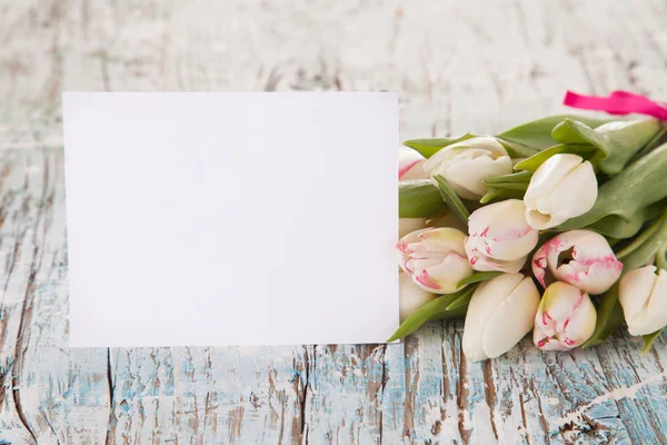 Białe tulipany na drewniane deski — Zdjęcie stockowe