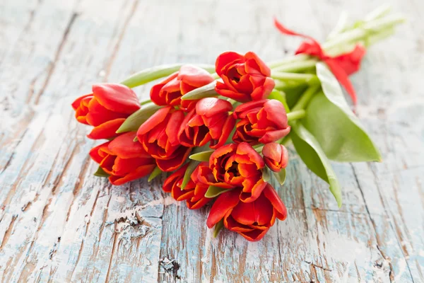 Red tulips on wooden planks — Stock Photo, Image