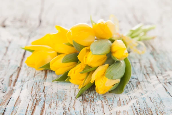 Tulipanes amarillos sobre tablones de madera — Foto de Stock
