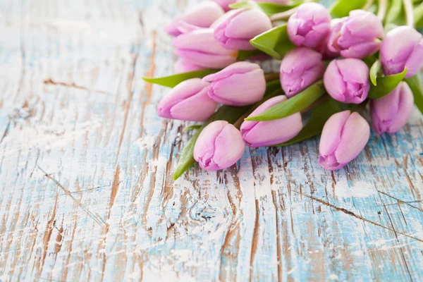 Pink tulips on wooden planks — Stock Photo, Image