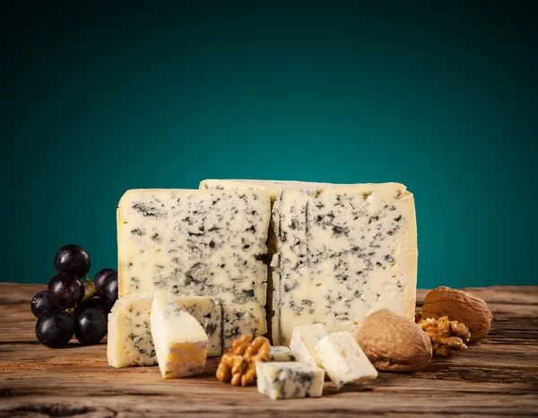 Blauwe kaas op hout — Stockfoto