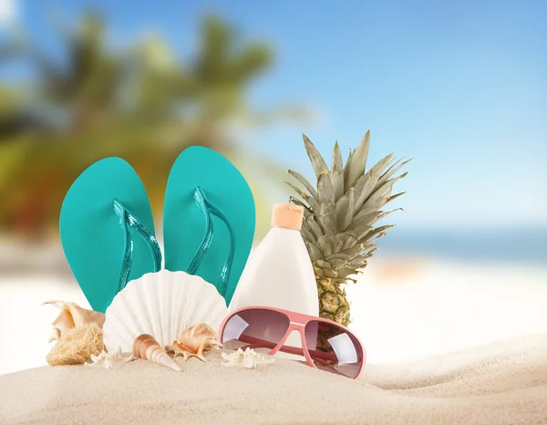 Praia de verão com sandálias vermelhas e conchas — Fotografia de Stock