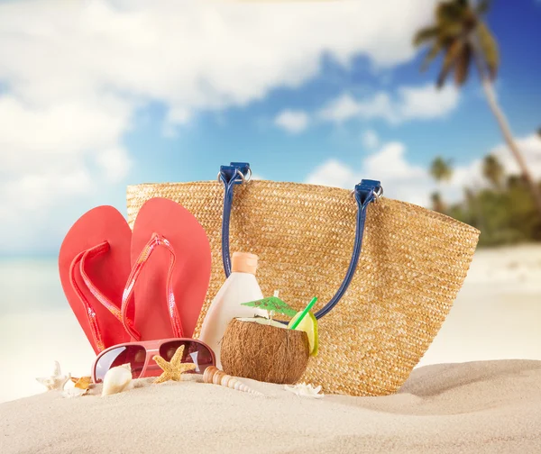 Praia de verão com sandálias vermelhas e conchas — Fotografia de Stock