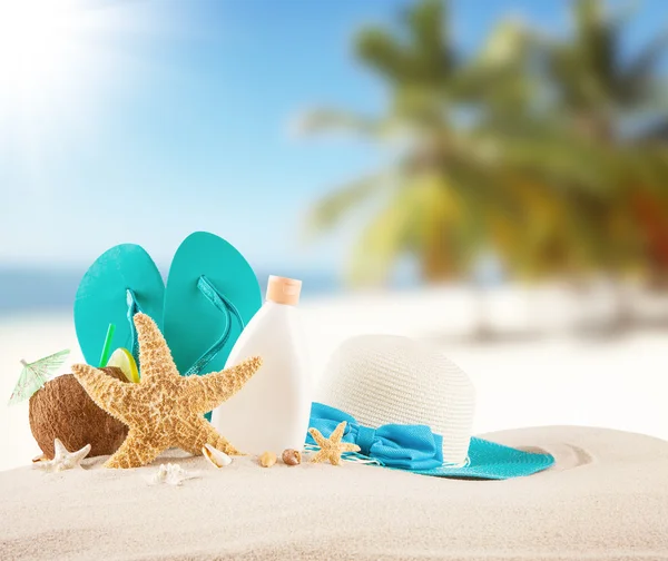 Playa de verano con sandalias y conchas azules —  Fotos de Stock