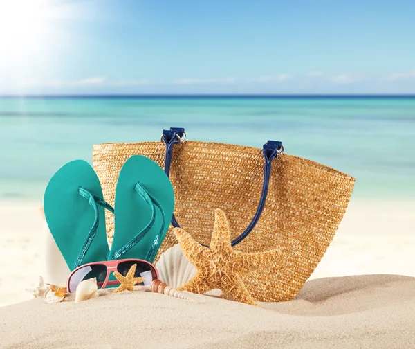 Playa de verano con sandalias y conchas azules —  Fotos de Stock