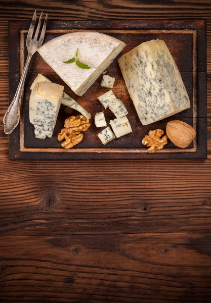 Blue cheese on wood — Stock Photo, Image