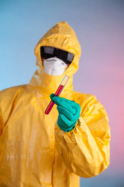 Homem de laboratório segurando frasco para injetáveis de amostra de sangue — Fotografia de Stock