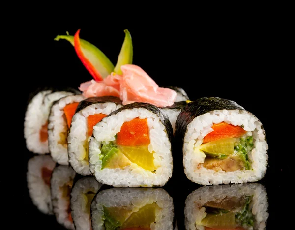 Potongan Sushi pada latar belakang hitam — Stok Foto