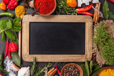 Siyah taş üzerinde çeşitli baharatlar