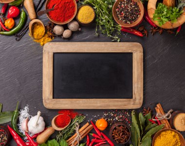 Siyah taş üzerinde çeşitli baharatlar