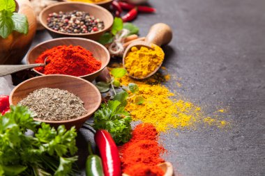 Siyah taş üzerinde çeşitli baharatlar