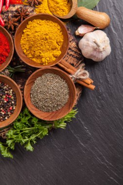 Siyah taş üzerinde çeşitli baharatlar