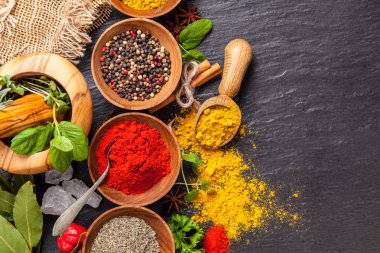 Siyah taş üzerinde çeşitli baharatlar