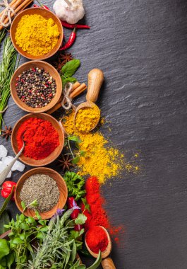 Siyah taş üzerinde çeşitli baharatlar