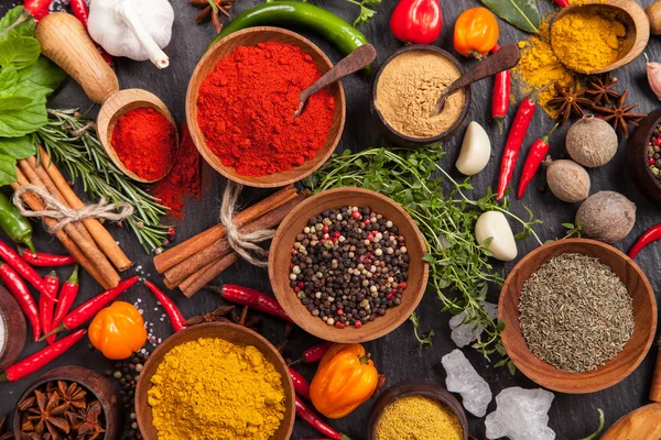 Siyah taş üzerinde çeşitli baharatlar