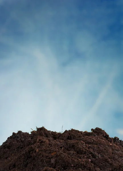 Pile de terre avec fond bleu ciel — Photo