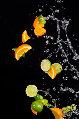 Limon ve portakal su sıçramalarına siyah ile