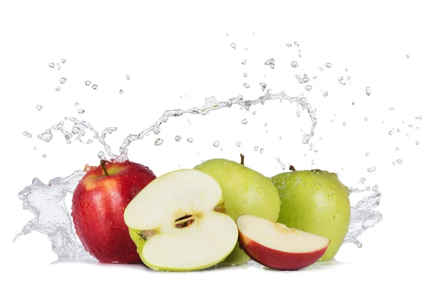 Äpplen med vattenstänk på vit — Stockfoto