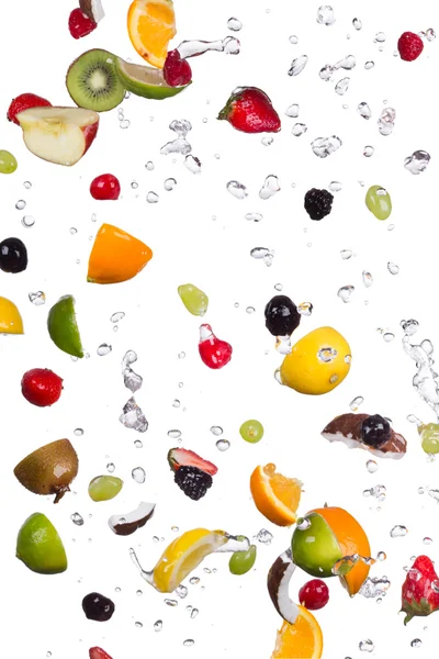 Miscela di frutta con spruzzi d'acqua su bianco — Foto Stock