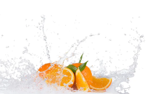 Naranjas con salpicaduras de agua sobre fondo blanco — Foto de Stock