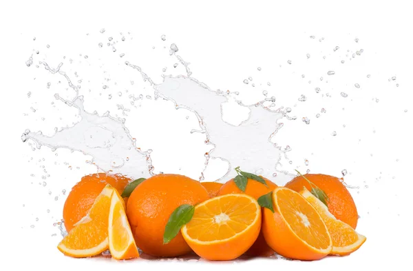 Orangen mit Wasserspritzern auf weißem Hintergrund — Stockfoto