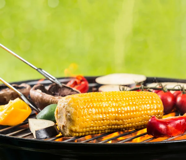 Gegrilde groenten in brand — Stockfoto