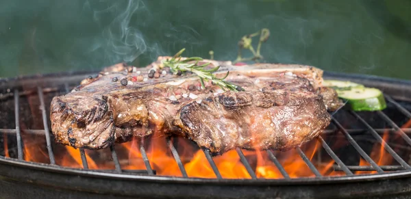 T-bone Beef Steaks auf dem Grill — Stockfoto
