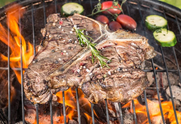 T-bone biff på grill – stockfoto