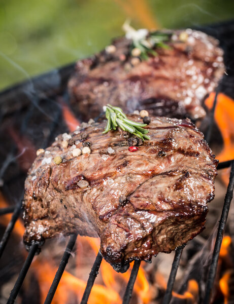 Стейки на гриле
