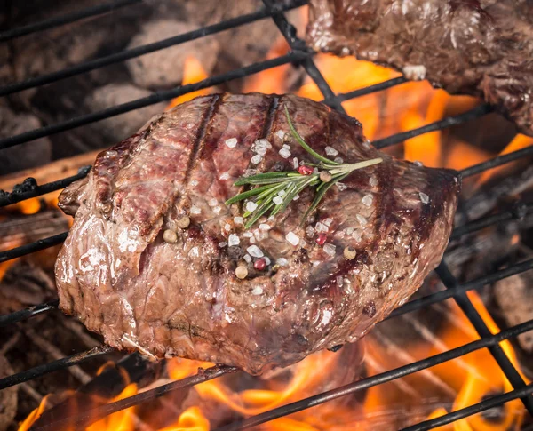 Steaks de boeuf sur le gril — Photo