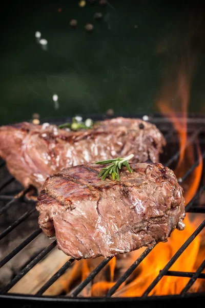 Bifes de carne na grelha — Fotografia de Stock