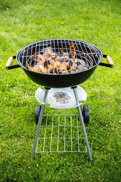 Leerer Grill mit Feuer im Garten — Stockfoto