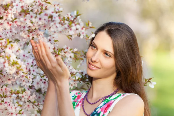 Frumos bruneta femeie în floare livada — Fotografie, imagine de stoc