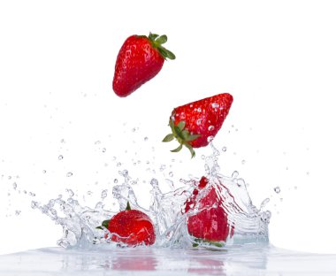 Beyaz üzerine su sıçrama içinde taze çilek