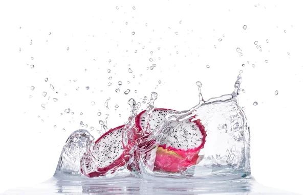 Frutta fresca del drago in spruzzi d'acqua su bianco — Foto Stock