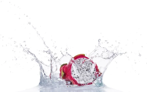 Frische Drachenfrüchte im Wasserspritzer auf weiß — Stockfoto