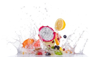 Su sıçramalarına siyah arka plan üzerine karışık meyve