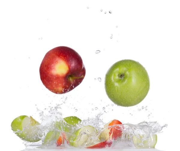 Manzanas frescas en agua salpicada sobre fondo blanco —  Fotos de Stock