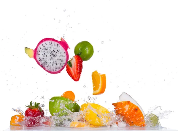 Mix Früchte in Wasser spritzt auf schwarzem Hintergrund — Stockfoto