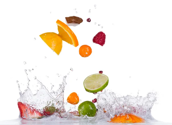 Mix Früchte in Wasser spritzt auf schwarzem Hintergrund — Stockfoto