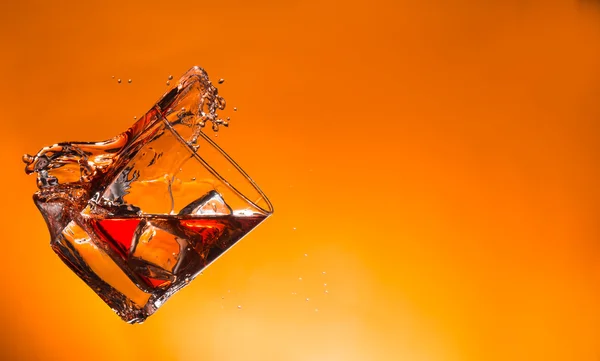 Bevanda di whisky con spruzzi e cubetti di ghiaccio — Foto Stock