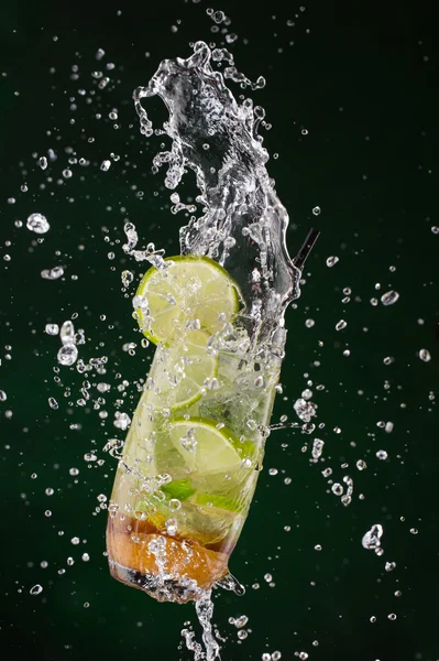 Buz ve su sıçramalarına taze mojito içkiyle — Stok fotoğraf