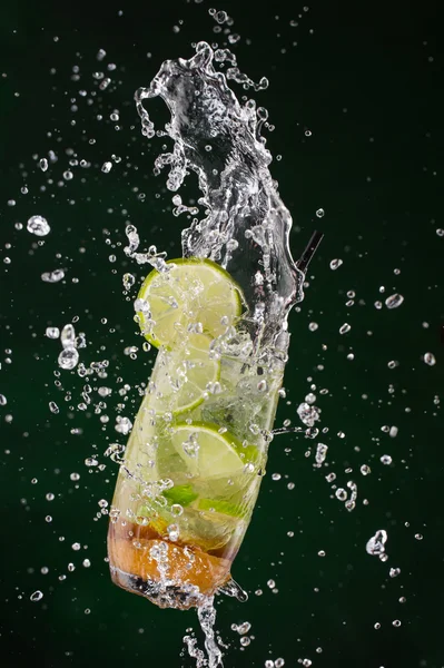 Bebida de mojito fresca com cubos de gelo e salpicos — Fotografia de Stock