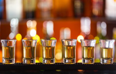 Sert alkollü çekim üzerinde bar sayaç değişimi