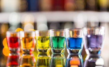 Sert alkollü çekim üzerinde bar sayaç değişimi